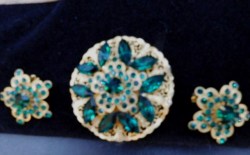 3 PIECE ROUND FILLIGREE EMERALD GREEN RHINESTONES STARBURST BROOCH, MATCHING CLIP EARRINGS
